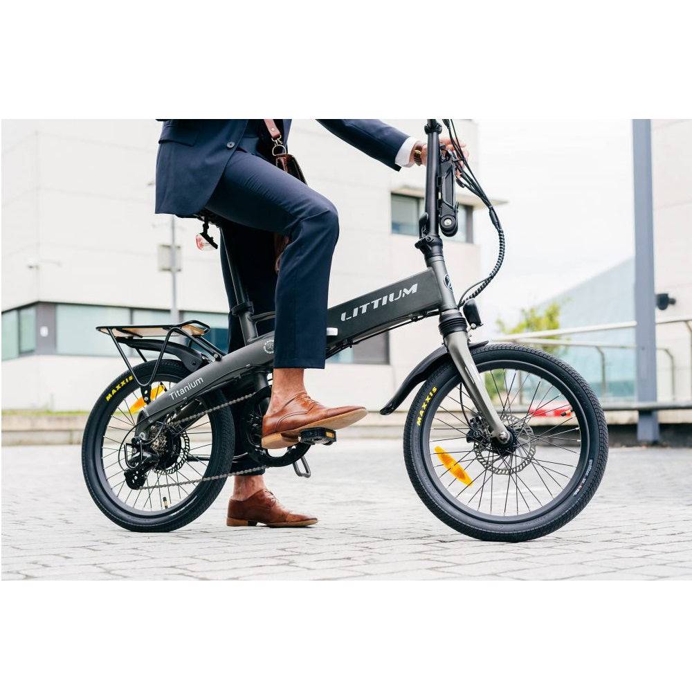 Littium Ibiza Titanium: la nueva bici eléctrica plegable de la firma  española promete 100 kilómetros de autonomía y carga rápida